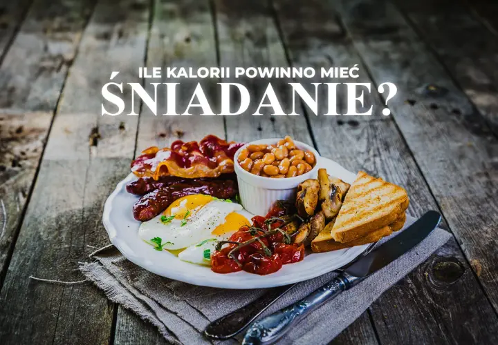Obfite śniadanie z jajkami sadzonymi, kiełbaskami, boczkiem, fasolką i grzankami. Zastanawiasz się, ile kalorii powinno mieć śniadanie?