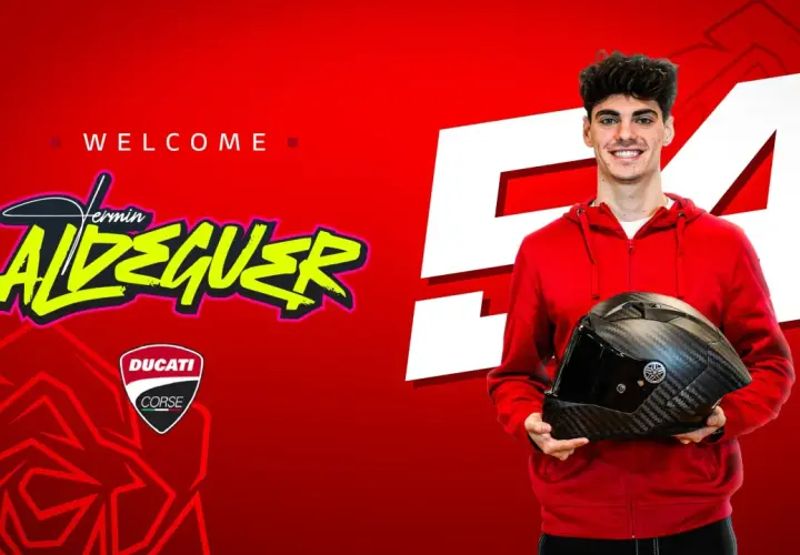 Bienvenido Fermín Aldeguer a MotoGP. El joven piloto sonríe, sosteniendo su casco de carbono, listo para la acción.