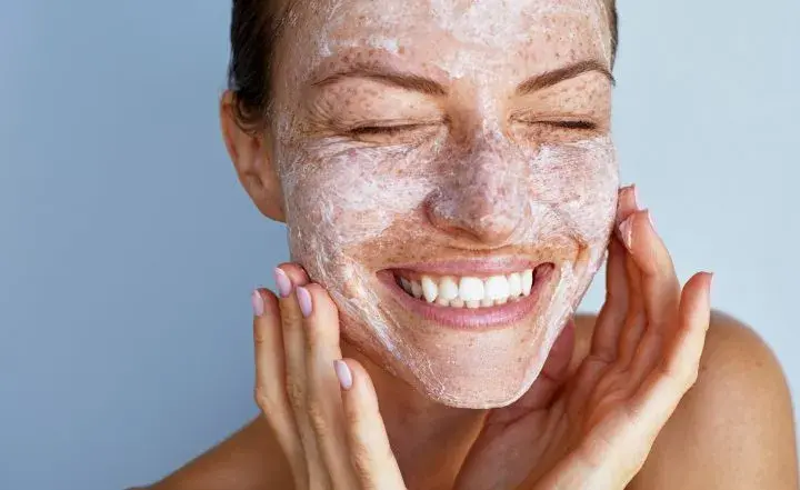 Peeling gommage co to? Odkryj jego korzyści i zastosowanie dla cery
