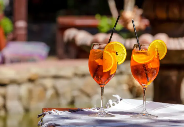 Dwa Aperol Spritz z pomarańczą i cytryną, idealne na lato. Prosty aperol spritz przepis na orzeźwiający drink.
