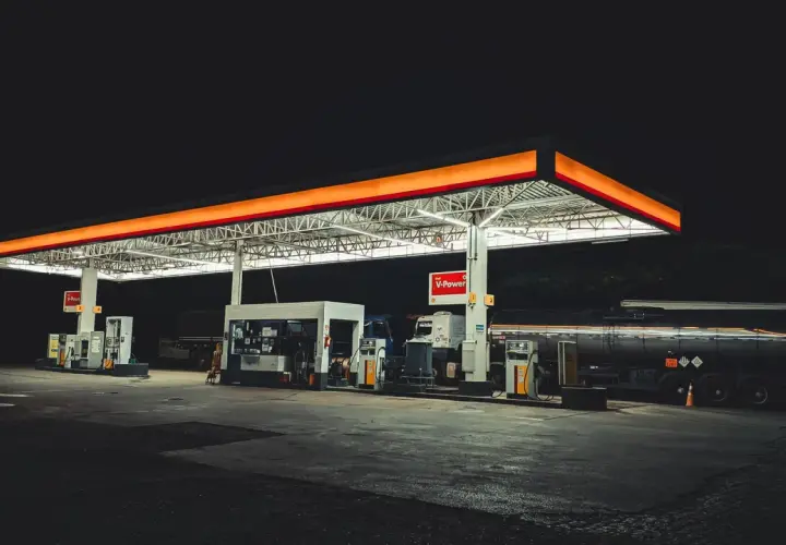 Nocna stacja paliw z dystrybutorami V-Power. Tu znajdziesz najlepsze paliwo dla swojego pojazdu.
