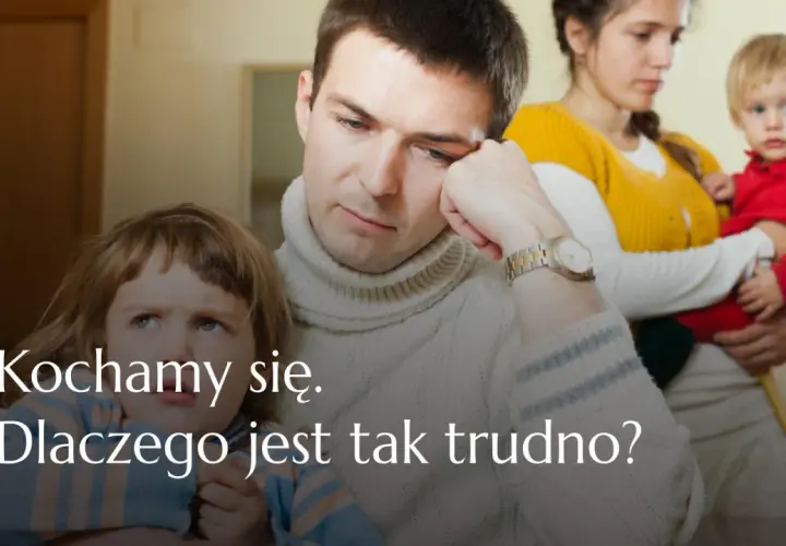 Smutna rodzina patchworkowa: ojciec zamyślony, matka trzyma dziecko, starsza córka patrzy w bok.