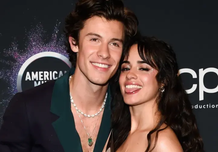 Camila Cabello i Shawn Mendes uśmiechają się do aparatu, ona pokazuje język.