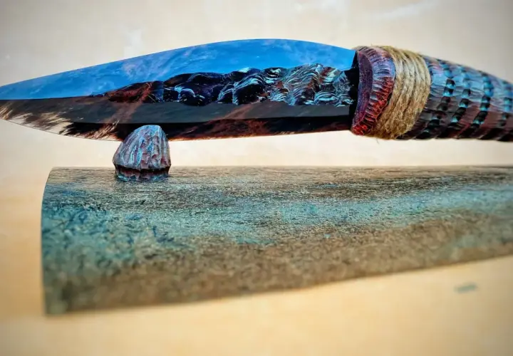 Ein kunstvoll gefertigtes Messer mit einer Klinge aus Obsidian, die wie ein Bergsee reflektiert. Die Griffverwendung von Obsidian zeigt seine vielseitige Schönheit.