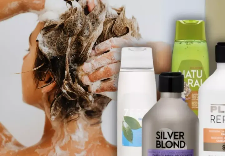 Persona lavándose el cabello con espuma. A su lado, varios champús, incluyendo un champú sin sulfatos Mercadona.