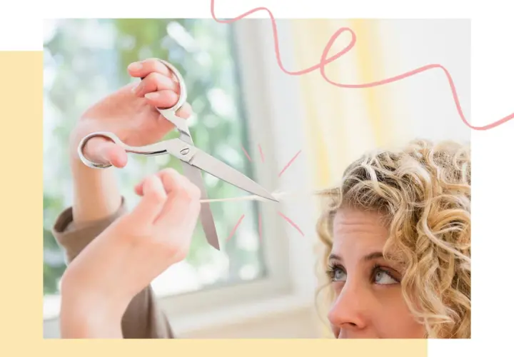 Kobieta z kręconymi blond włosami uczy się, jak podciąć grzywkę, trzymając nożyczki i kosmyk włosów.