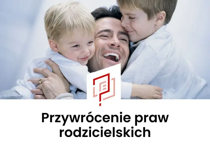 Szczęśliwy ojciec z dwójką dzieci. Pomagamy w przywróceniu władzy rodzicielskiej po ograniczeniu.