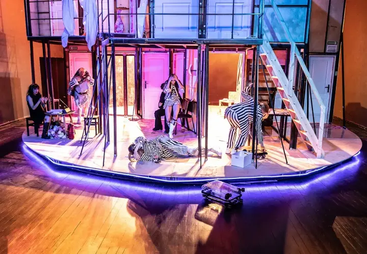 Czego nie wolno robić w teatrze? Unikaj tych 10 poważnych błędów