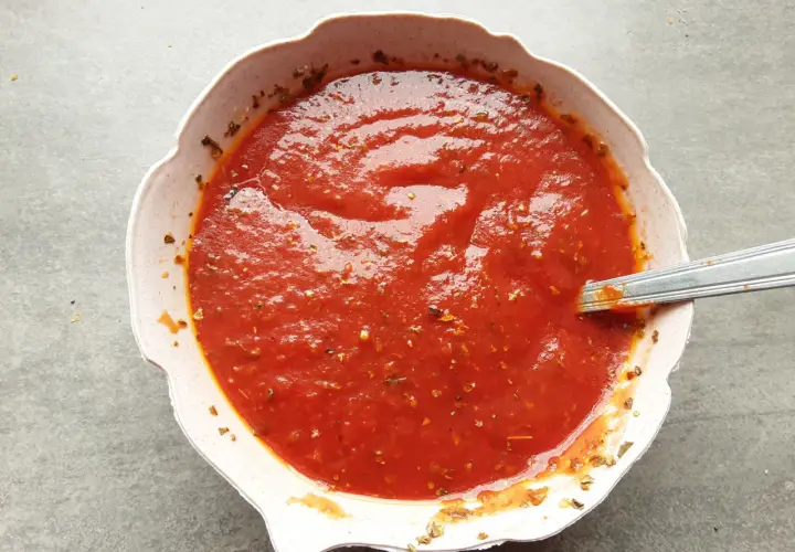 Domowy sos do pizzy jak z pizzerii, gęsty, pomidorowy, z ziołami. Idealny na każdą pizzę!