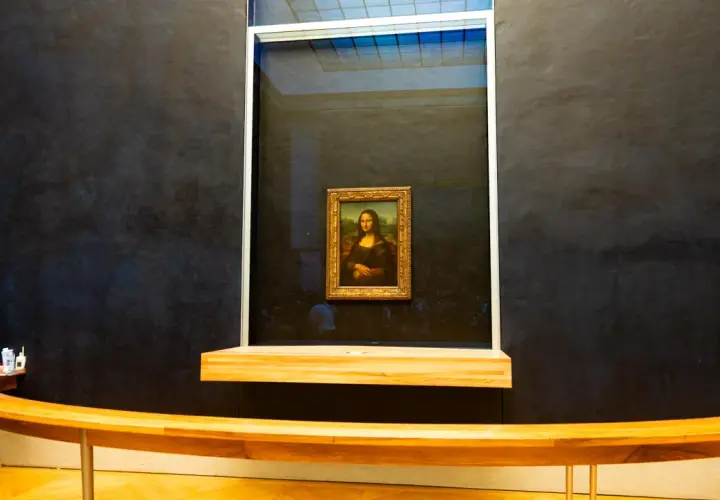 Das berühmte Gemälde der Mona Lisa im Louvre, hinter Glas geschützt. Ja, ist die Mona Lisa im Louvre echt und ein unvergessliches Erlebnis.