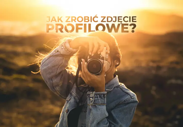 Kobieta w dżinsowej kurtce robi zdjęcie aparatem. Tekst na górze: "Jak zrobić zdjęcie profilowe?".