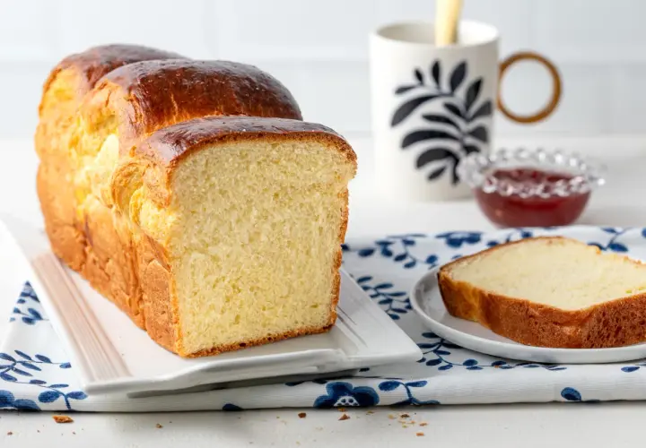 Pan brioche ricetta originale: soffice e dorato, pronto per la colazione con marmellata e caffè.