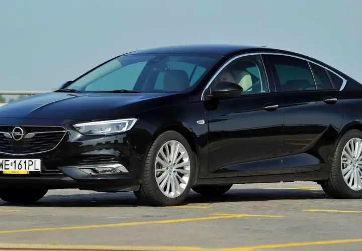 Czarny Opel Insignia na parkingu. Zastanawiasz się, jaki najlepszy silnik wybrać do tego modelu?