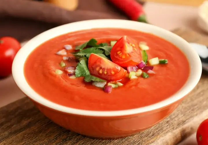 Orzeźwiające gazpacho z pomidorami, ogórkiem i cebulą. Idealny przepis na lato.