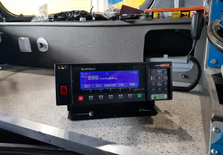 Radiotelefon kolejowy Koliber z mikrofonem i klawiaturą, gotowy do pracy.