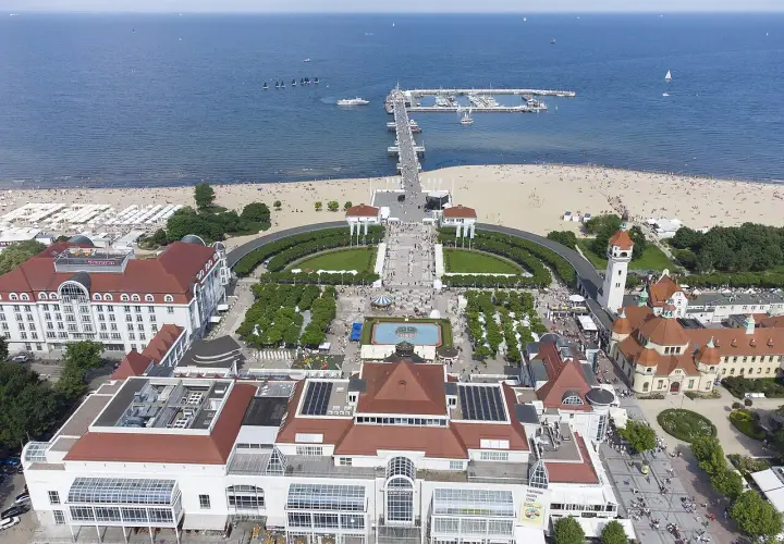 Sopot, perła województwa pomorskiego, z molo, plażą i piękną architekturą.
