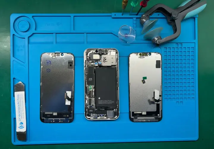 Tres iPhones desarmados en una alfombrilla azul. El led integrado se puede cambiar, facilitando la reparación.