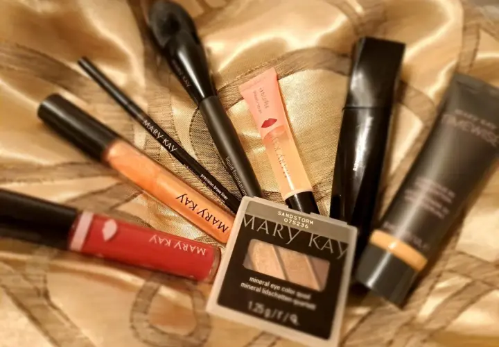 Zestaw kosmetyków Mary Kay: szminka, błyszczyk, kredka, podkład, tusz i cienie. Od ilu lat można się malować? Od zawsze, gdy czujesz się gotowa!