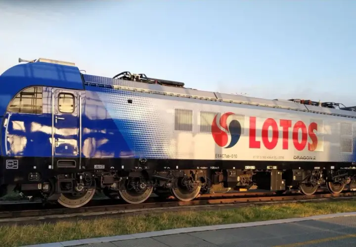 Lokomotywa Dragon 2 z logo LOTOS na tle błękitnego nieba.