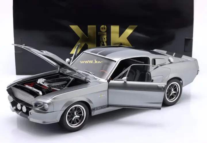 Srebrny model samochodu Mustang Eleanor z otwartą maską i drzwiami, z czarnymi pasami na dachu i masce.