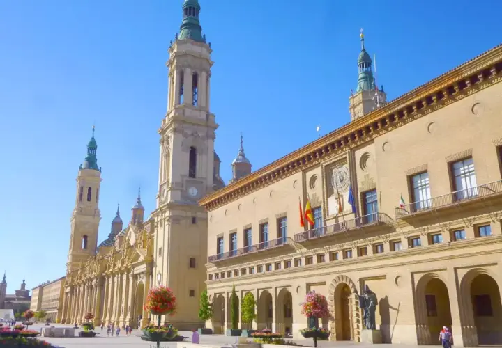 Plaza del Pilar, Zaragoza. Impresionante basílica y ayuntamiento. ¡Ideal para saber qué ver en Zaragoza en 1 día!