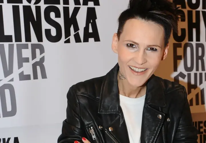 Agnieszka Chylińska w skórzanej ramonesce, z charakterystyczną fryzurą i makijażem. W tle napis "Forever Child", nawiązujący do jej twórczości i dzieci.