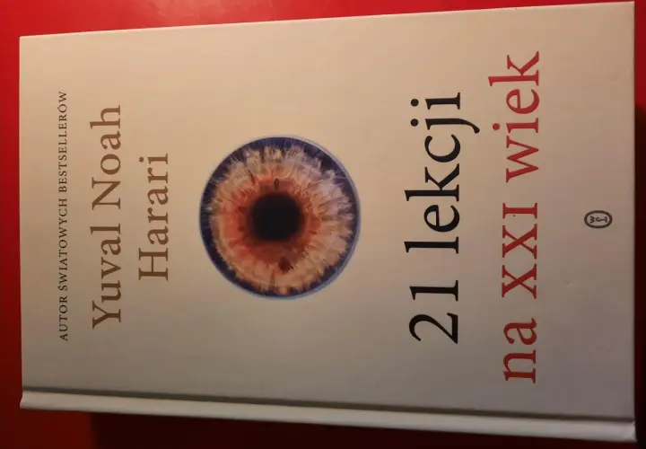 Okładka książki Yuvala Noaha Harariego "21 lekcji na XXI wiek" z motywem oka.