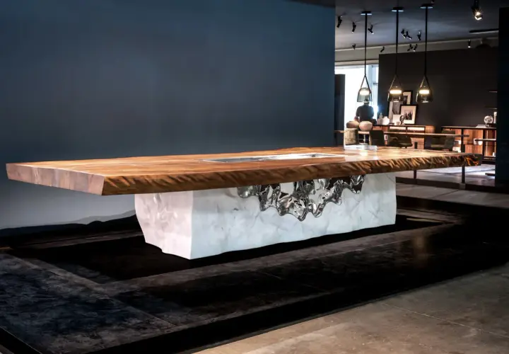Tavolo con piano in legno massello, forse il legno più costoso in Italia, con base in marmo e inserti metallici scultorei.