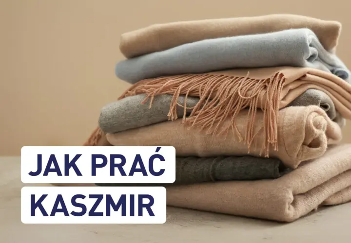 Stos miękkich, kaszmirowych szalików w pastelowych kolorach. Napis "Jak prać kaszmir" sugeruje delikatne metody pielęgnacji.