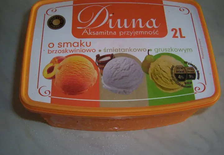 Lody Diuna w smaku brzoskwiniowo-śmietankowo-gruszkowym. Trzy gałki lodów: pomarańczowa, jasnoróżowa i żółta.