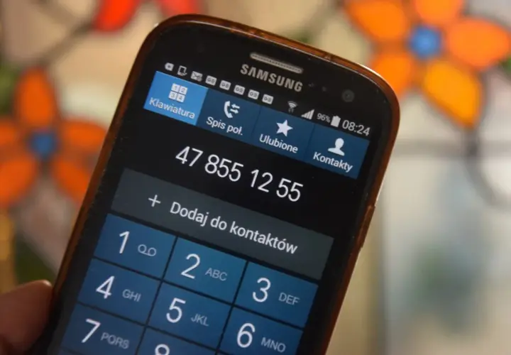 Czy policja może namierzyć telefon po numerze telefonu? Na ekranie Samsunga widoczny jest numer 47 855 12 55.