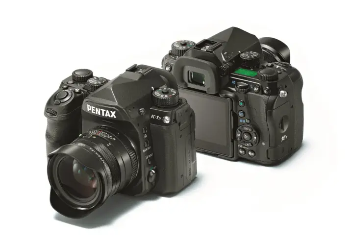Dwa aparaty Pentax K-1 Mark II, jeden z obiektywem, gotowe do uchwycenia świata w pełnej klatce.