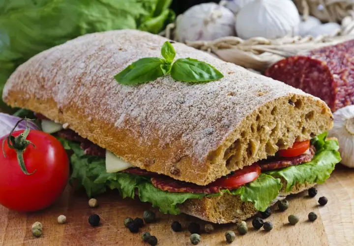 Ile kalorii ma ciabatta? Sprawdź, co może zaskoczyć w jej kaloriach