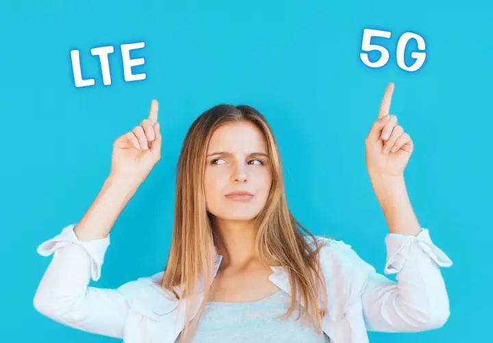 Młoda kobieta zastanawia się, czy wybrać LTE czy 5G, wskazując palcami na napisy nad głową.