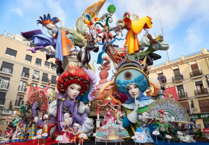 Figuras coloridas y extravagantes celebran cuando son las Fallas. Un espectáculo de arte y tradición en la calle.