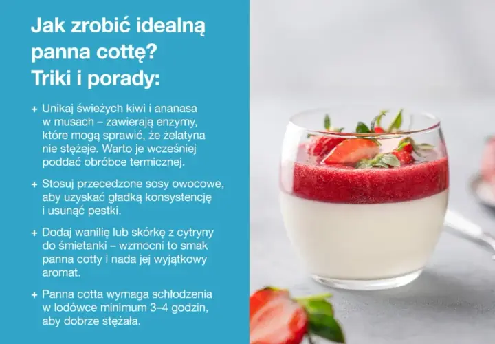 Idealna włoska panna cotta w szklance, udekorowana musem truskawkowym i świeżymi owocami.