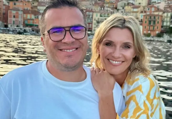 Anna Lewandowska i jej mąż cieszą się wspólnym czasem nad wodą, z malowniczym miasteczkiem w tle.
