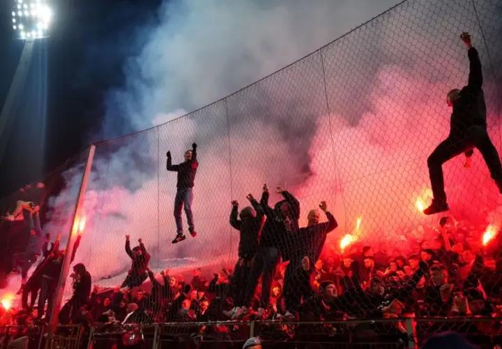 Fani na trybunach, odpalone race i dym tworzą atmosferę jak na włochy mistrzostwa świata.