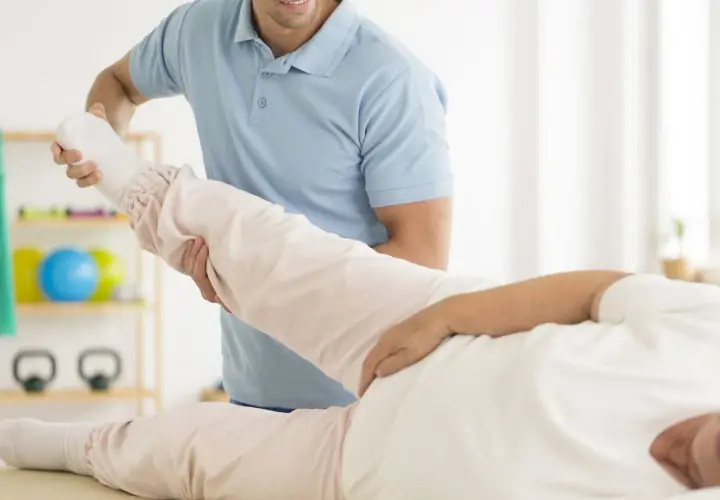 Rehabilitacja biodra: Jak odzyskać sprawność po urazie lub operacji?