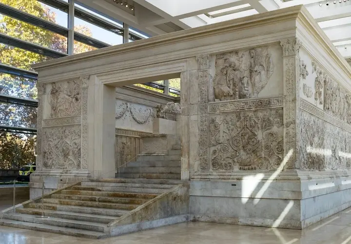 L'Ara Pacis, un capolavoro in marmo, mostra rilievi storici e decorativi. Le sue scalinate conducono a un altare antico, testimone di un'epoca passata.