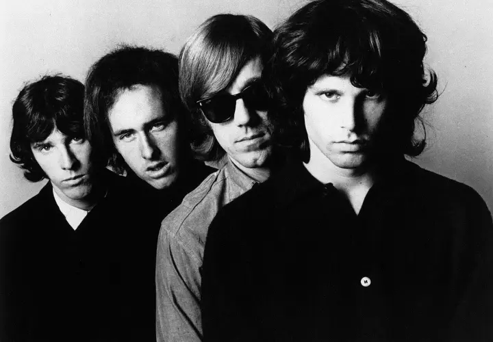 Czarno-białe zdjęcie zespołu The Doors, czterech mężczyzn patrzących w obiektyw.