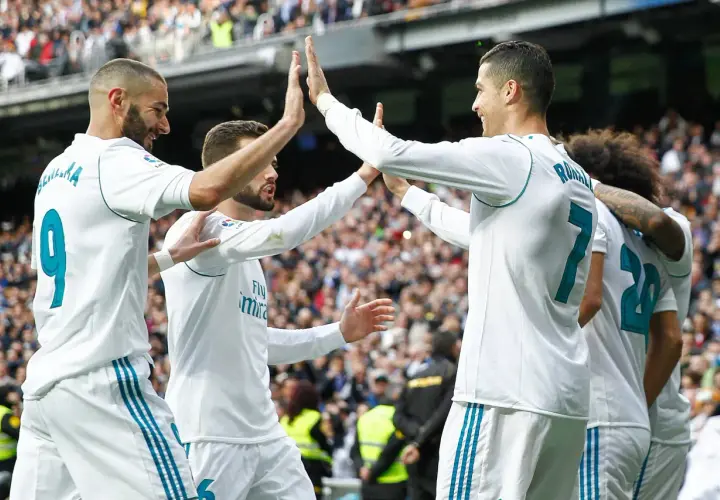 Benzema, Isco i Ronaldo, najlepsi strzelcy Realu Madryt, świętują bramkę.