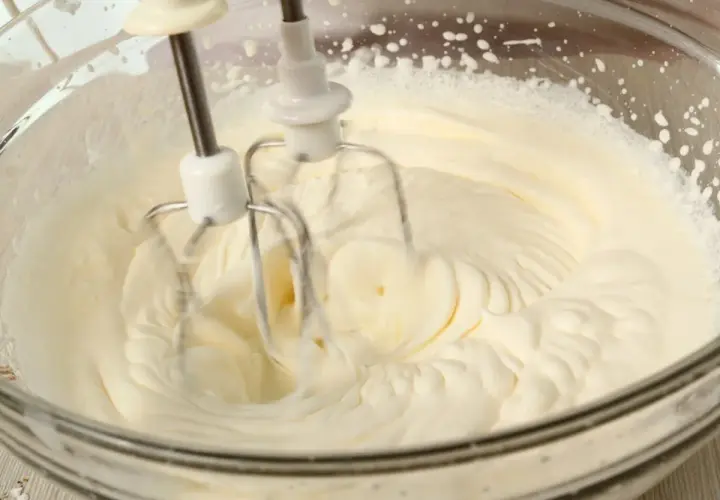 Ubity krem śmietankowy do tortu bez mascarpone, przygotowywany mikserem w szklanej misie. Idealna konsystencja na puszyste ciasto.