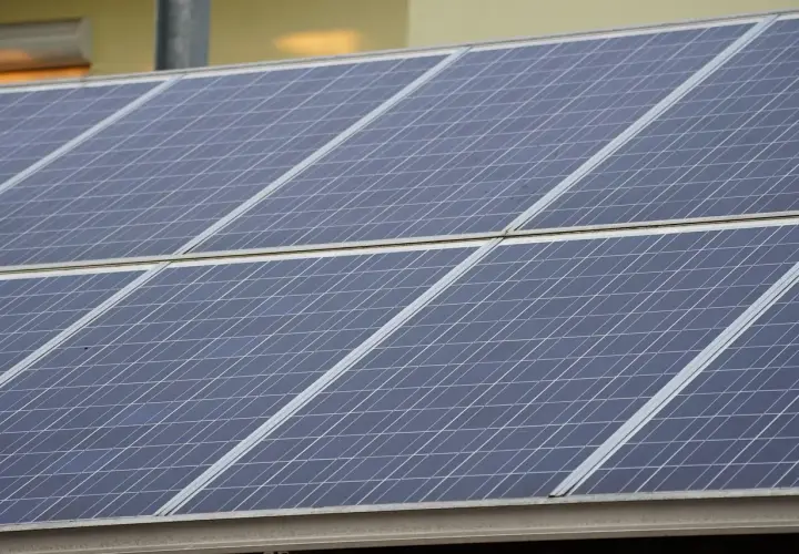 Panele fotowoltaiczne na dachu, działające na fotowoltaika na starych zasadach, zbierają energię słoneczną.