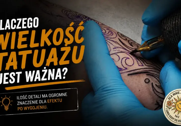 Ręka w niebieskiej rękawiczce tatuuje wzór. Wielkość tatuażu ma znaczenie dla detali i efektu po wygojeniu.