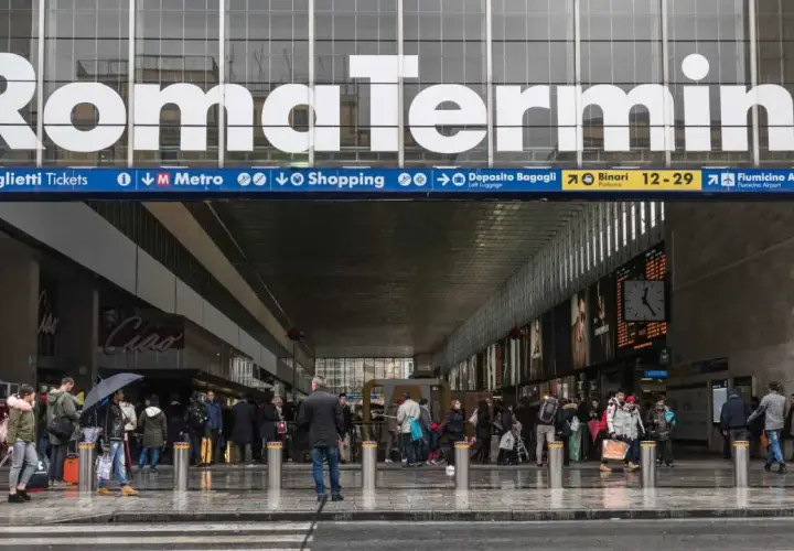 Ingresso di Roma Termini, con cartelli che indicano "Metro" e "Biglietti Tickets". Il biglietto del treno vale anche per la metro.