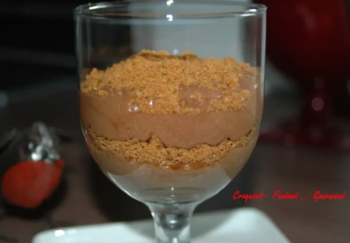 Délicieuse mousse au chocolat speculoos, superposée avec des miettes de biscuits pour un contraste croquant et fondant.