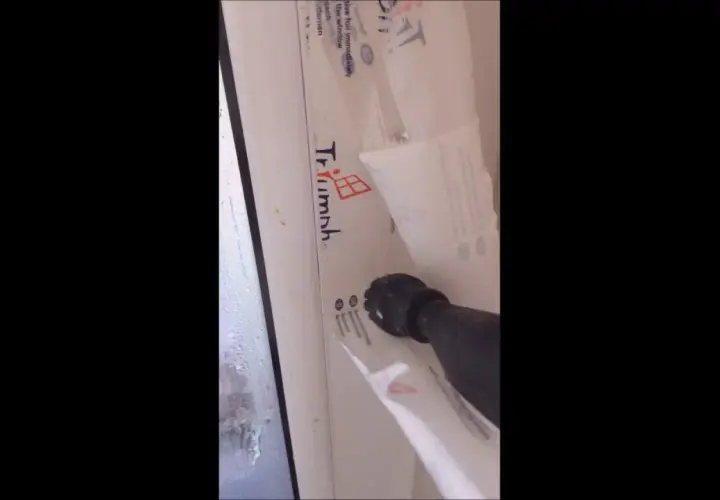 Jak zerwać folię z okien bez uszkodzeń i frustracji