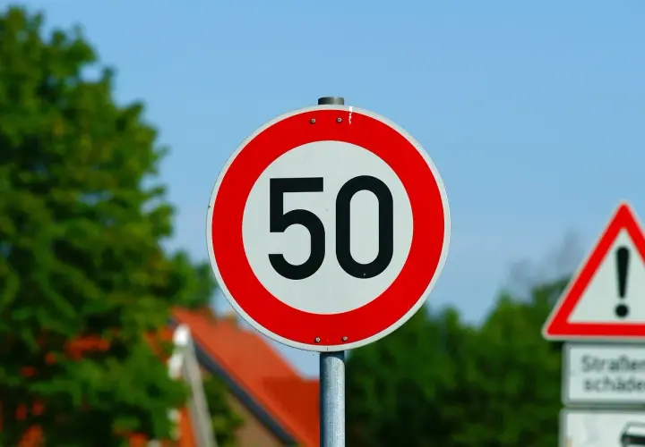 Prędkość w zabudowanym: 50 km/h! Kiedy tracisz prawo jazdy?