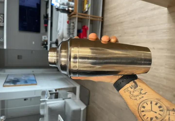Metaliczny posmak w drinku? To objawy źle wyczyszczonego shakera. Upewnij się, że Twój jest lśniący i czysty!